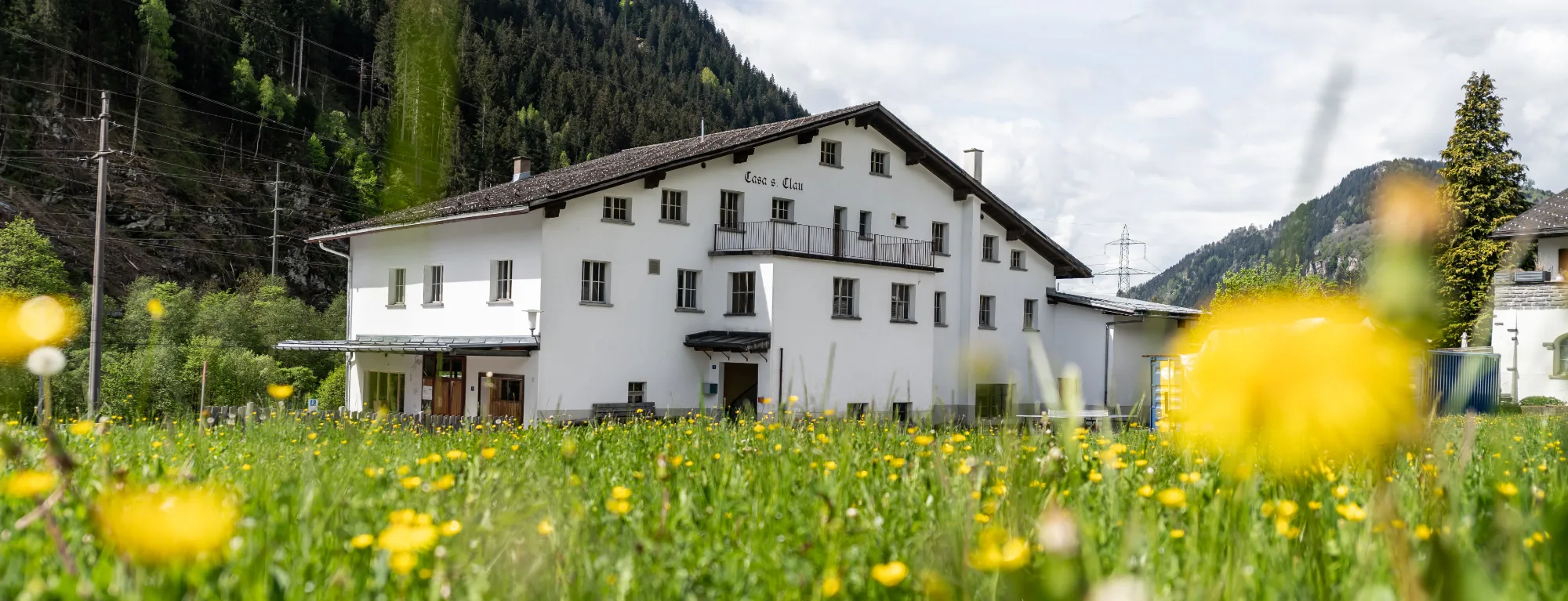 Casa Clau, Ferienhaus in Rueun, umgeben von Blumenwiesen und Bergen